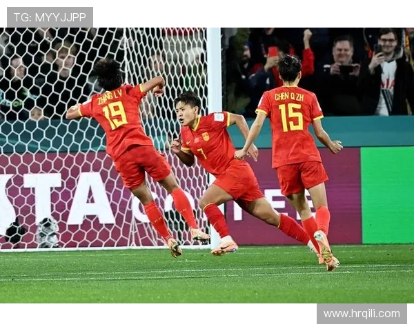 中国女足5-0大胜出线 对手急看小抄